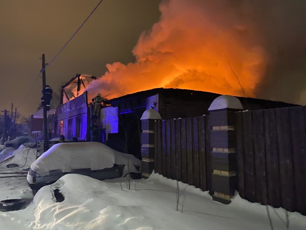 Пожар в г.Арамиле (ФОТО, ВИДЕО, СИНХРОН) - Оперативная информация - Главное  управление МЧС России по Свердловской области