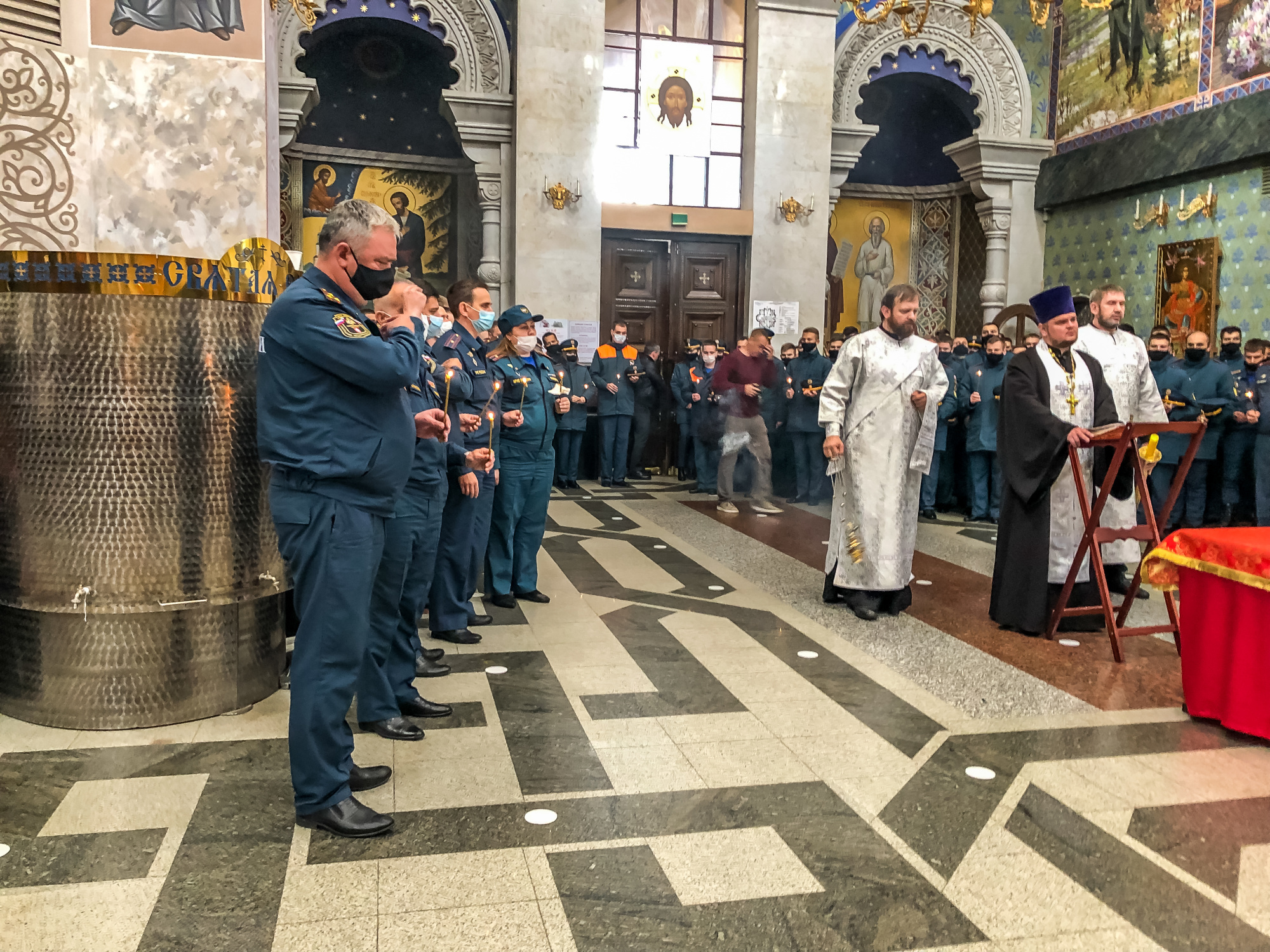 25 декабря молебен. Космонавты приехали в храм на крови. Встреча с космонавтами в храме на крови. МЧС В церкви. Молебен МЧС Тыва.