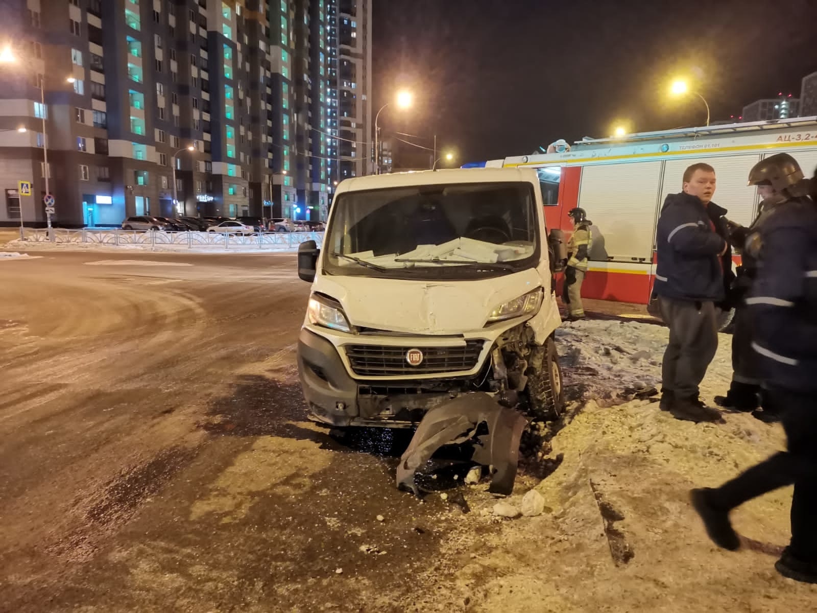 Пожарно-спасательное подразделение привлекалось на ликвидацию последствий  ДТП в г.Екатеринбурге - Оперативная информация - Главное управление МЧС  России по Свердловской области