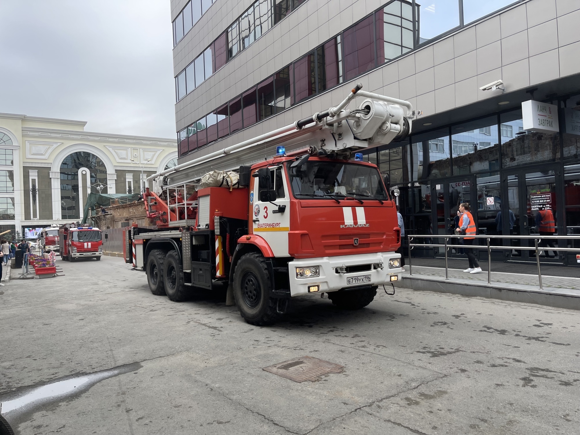 В Екатеринбурге прошли учения по действиям огнеборцев и персонала при пожаре  в бизнес-центре - Новости - Главное управление МЧС России по Свердловской  области