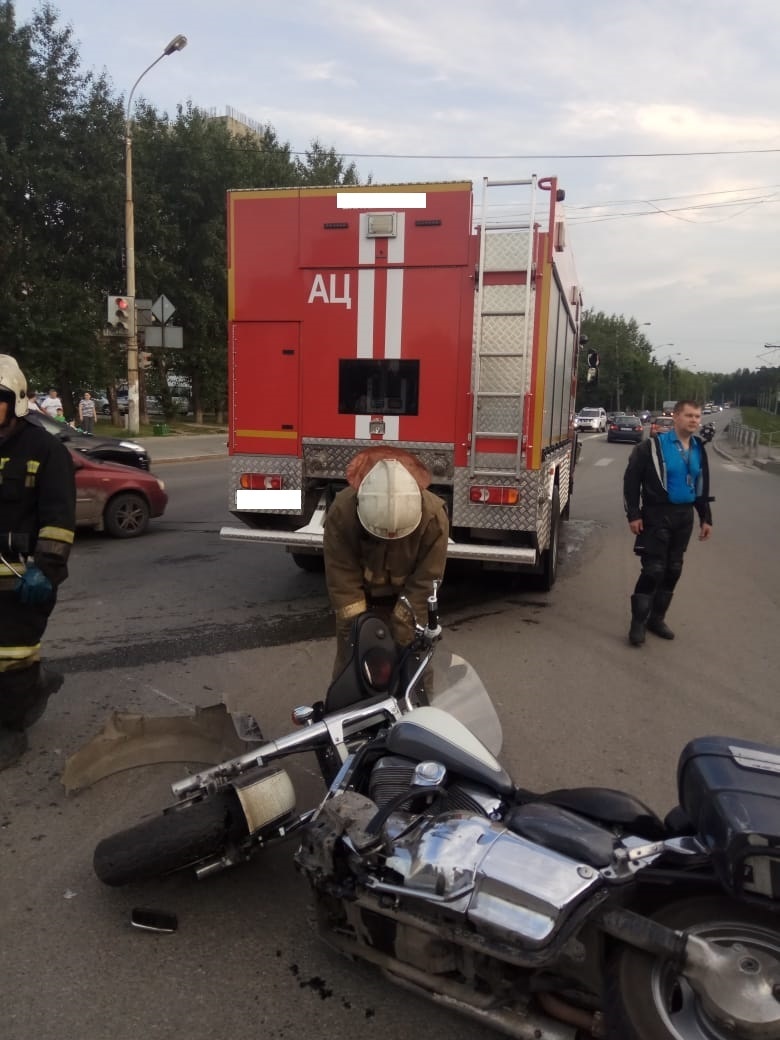 Пожарно-спасательное подразделение привлекалось на ликвидацию последствий  ДТП в г.Екатеринбурге - Оперативная информация - Главное управление МЧС  России по Свердловской области