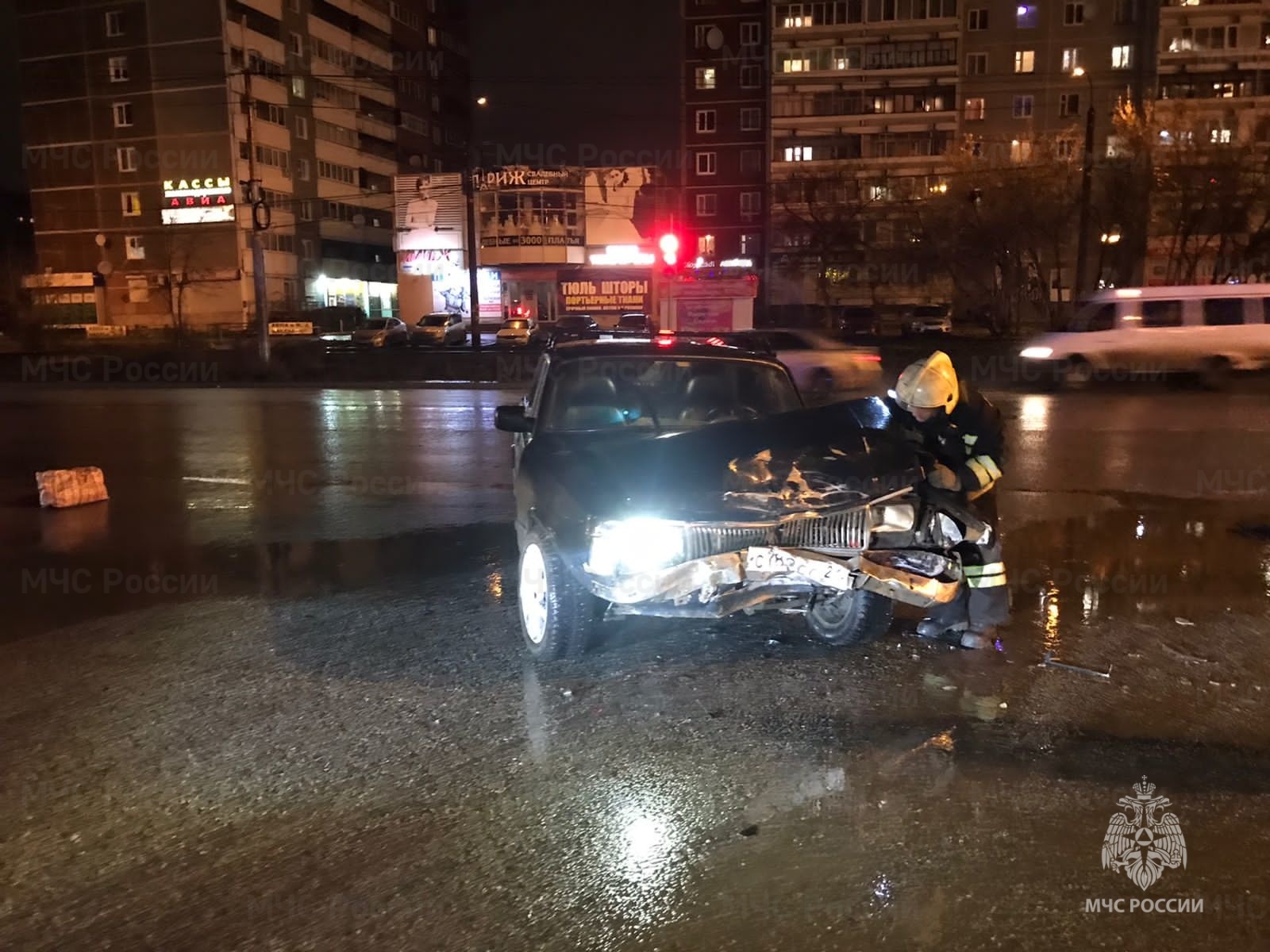 Пожарно-спасательное подразделение привлекалось на ликвидацию последствий  ДТП в г.Екатеринбурге - Оперативная информация - Главное управление МЧС  России по Свердловской области