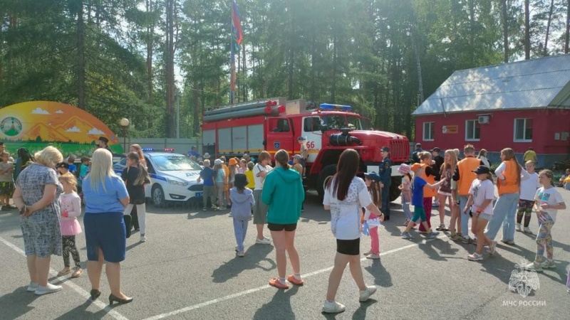 Сотрудники МЧС организовали веселые уроки пожарной безопасности для детей