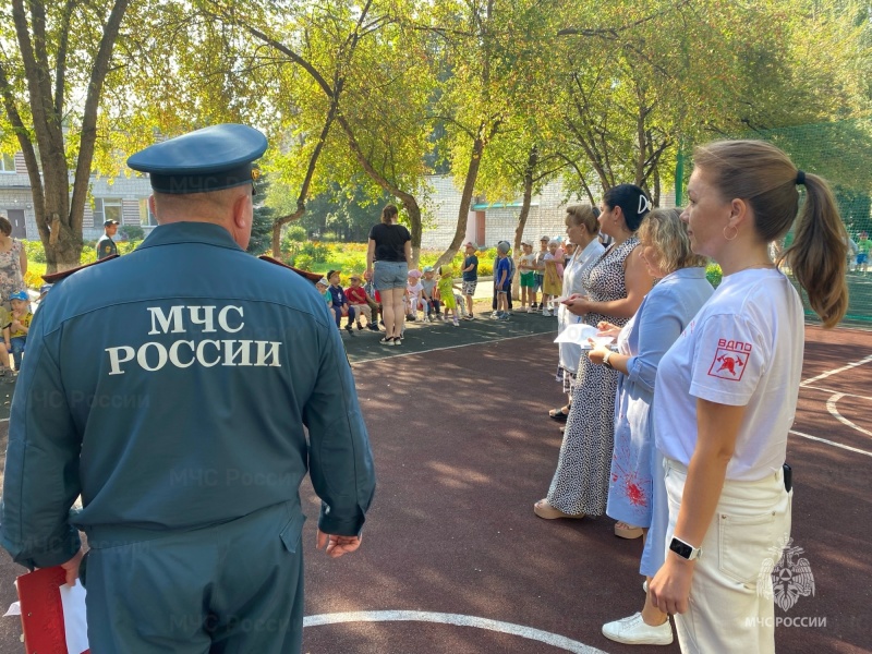 Сотрудники МЧС организовали веселые уроки пожарной безопасности для детей