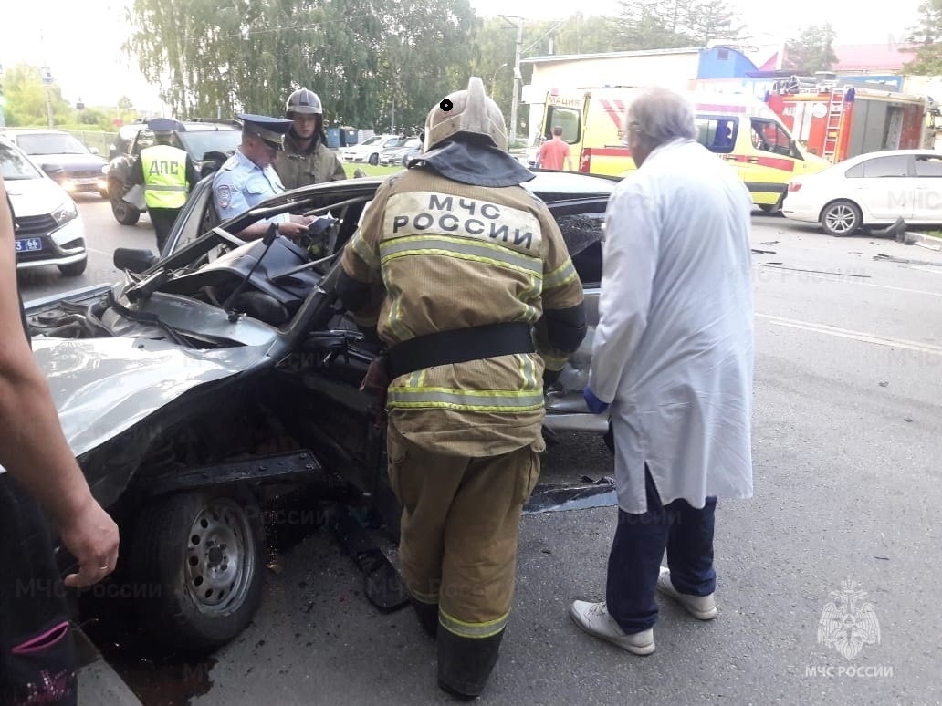 Пожарно-спасательное подразделение привлекалось на ликвидацию последствий  ДТП в г.Екатеринбурге - Оперативная информация - Главное управление МЧС  России по Свердловской области