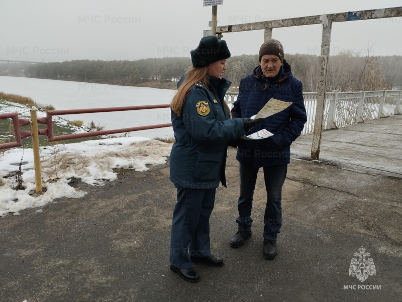 Каменские огнеборцы обучали граждан мерам безопасности с помощью мобильного комплекса информирования