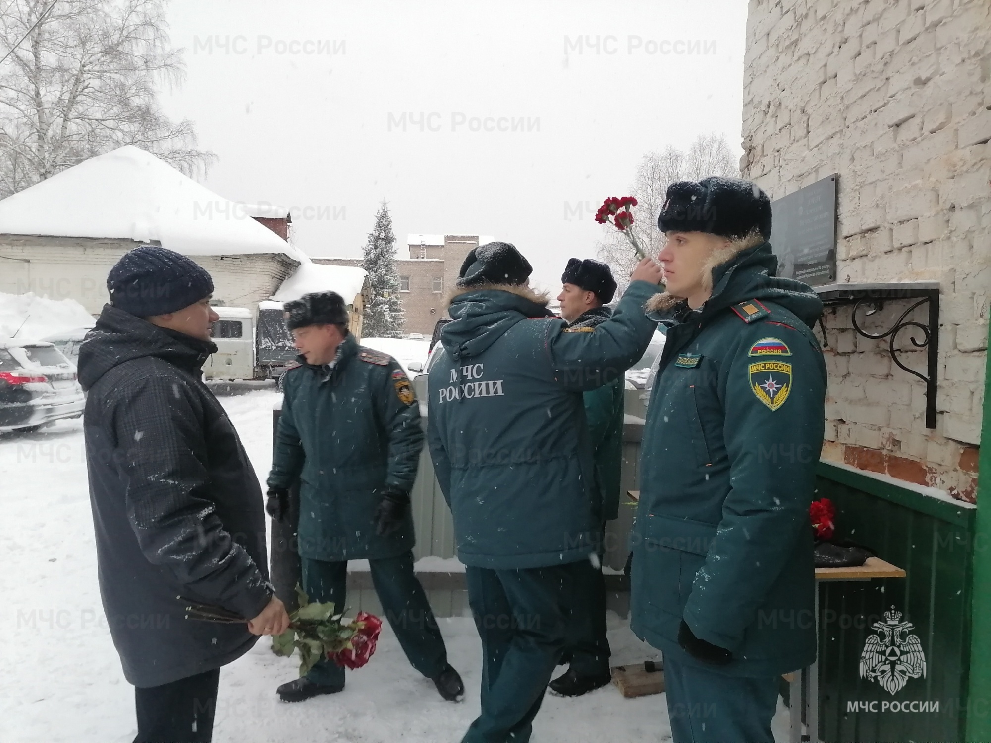 В Новой Ляле открыли мемориальную доску погибшему на СВО спасателю -  Новости - Главное управление МЧС России по Свердловской области