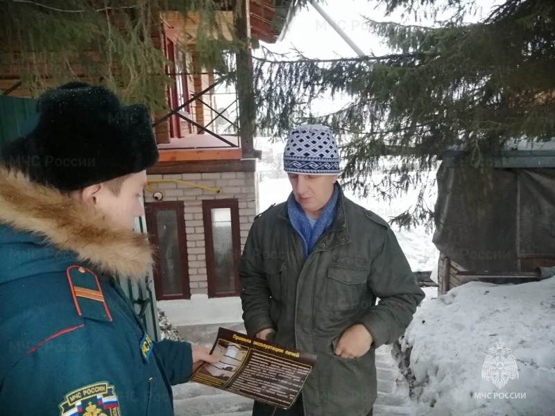 В праздничные дни сотрудники МЧС напоминают свердловчанам о мерах безопасности в быту