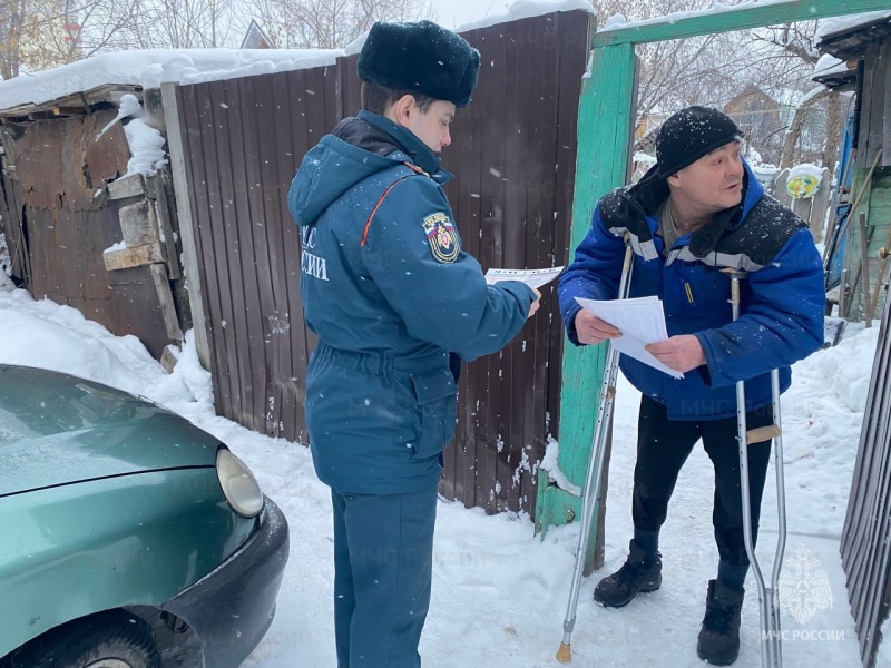 В праздничные дни сотрудники МЧС напоминают свердловчанам о мерах безопасности в быту