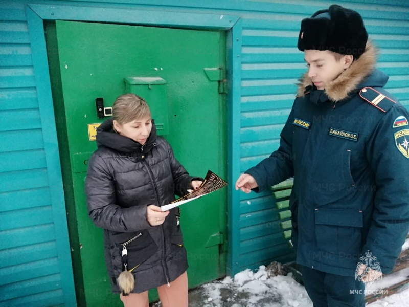 В праздничные дни сотрудники МЧС напоминают свердловчанам о мерах безопасности в быту