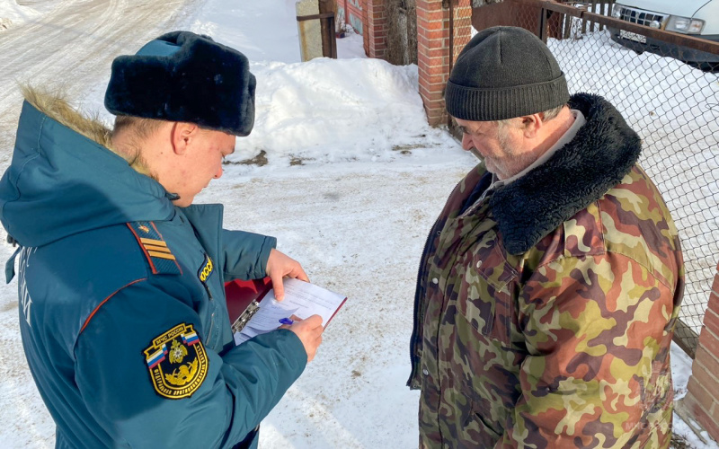 Свердловские огнеборцы провели профилактические рейды в частных жилых домах региона