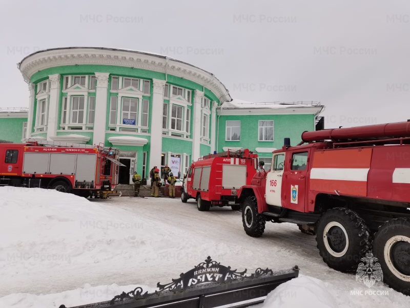 Свердловские огнеборцы провели учения по тушению условного пожара в здании на административном объекте