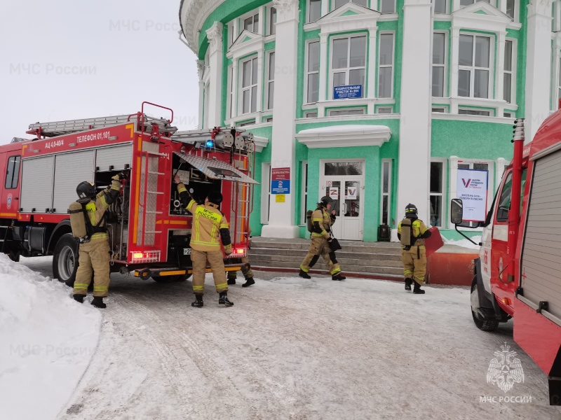 Свердловские огнеборцы провели учения по тушению условного пожара в здании на административном объекте