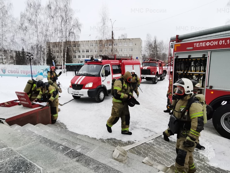 Свердловские огнеборцы провели учения по тушению условного пожара в здании на административном объекте