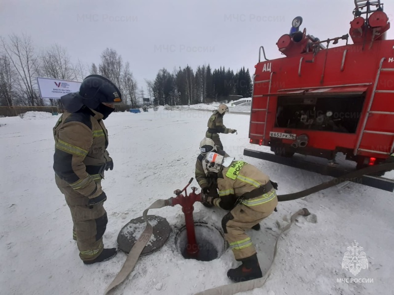 Свердловские огнеборцы провели учения по тушению условного пожара в здании на административном объекте