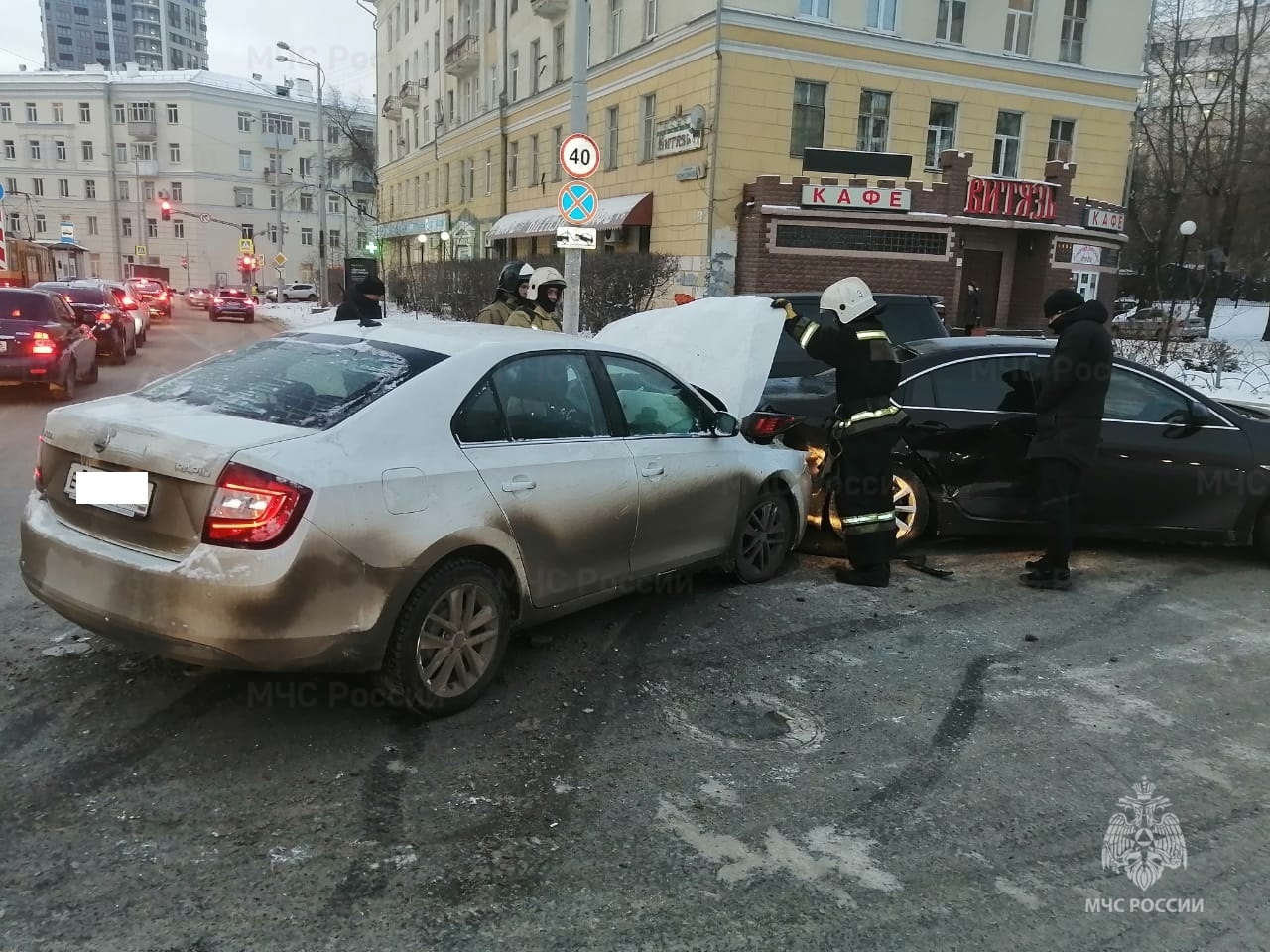 Пожарно-спасательное подразделение привлекалось на ликвидацию последствий  ДТП в г.Екатеринбурге - Оперативная информация - Главное управление МЧС  России по Свердловской области