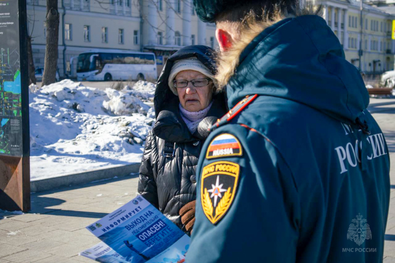 Сотрудники ГИМС проводят беседы с гражданами об опасности тонкого льда