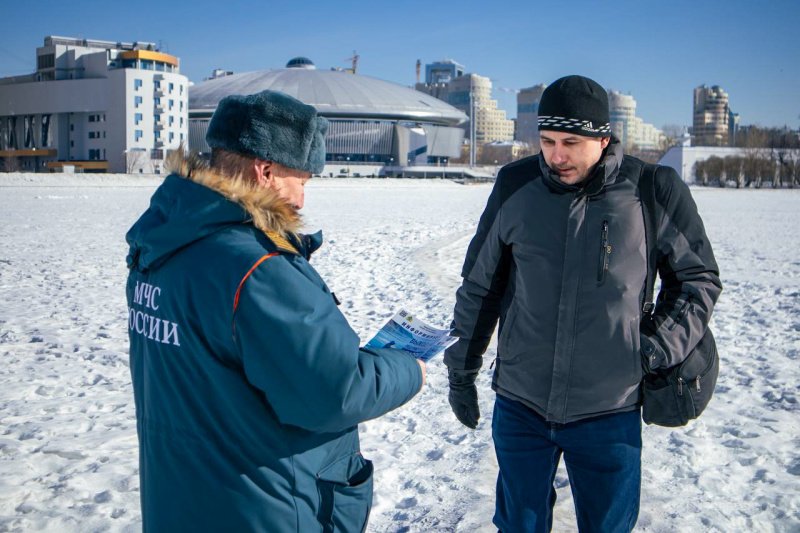 Сотрудники ГИМС проводят беседы с гражданами об опасности тонкого льда