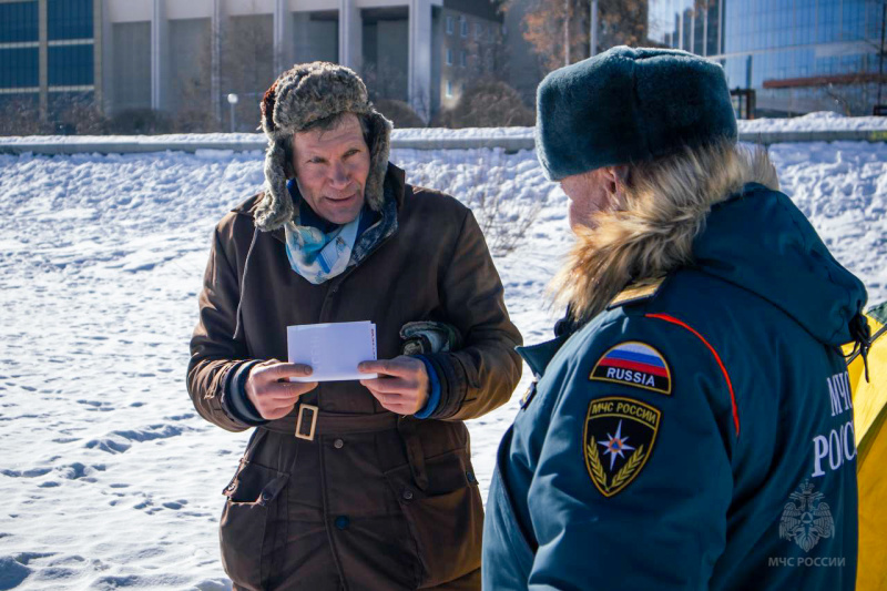 Сотрудники ГИМС проводят беседы с гражданами об опасности тонкого льда