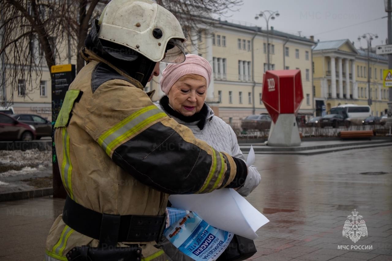 На набережной Городского пруда жителей Екатеринбурга предупредили об  опасности выхода на лед - Новости - Главное управление МЧС России по  Свердловской области