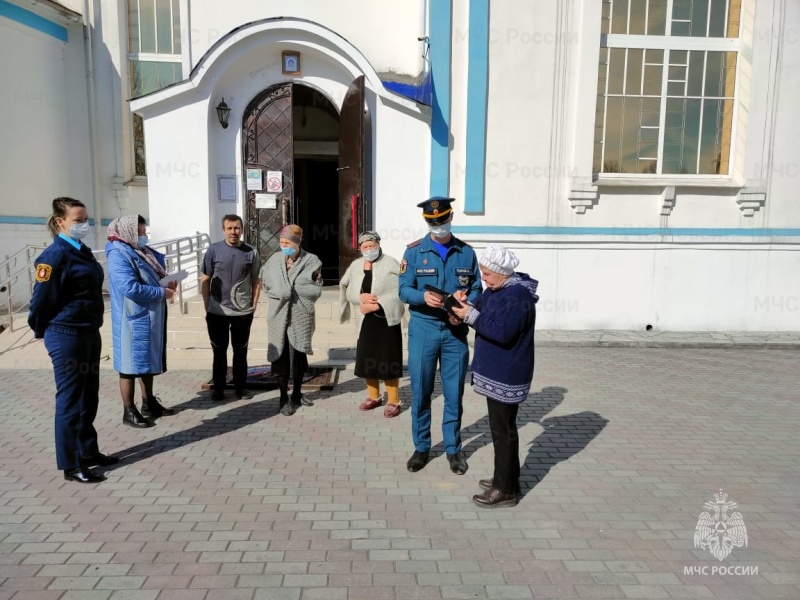 В преддверии праздника Светлой Пасхи сотрудники МЧС России проверяют храмы и церкви