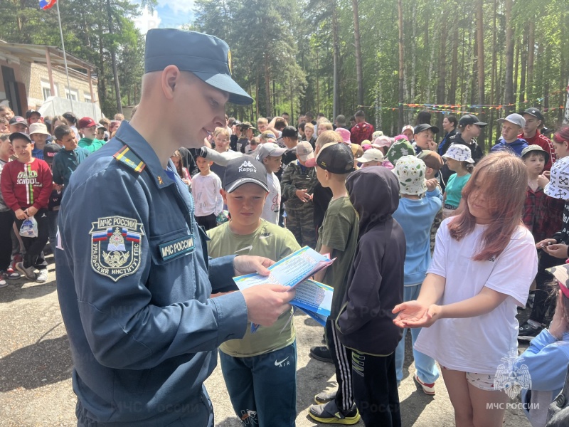 Огнеборцы ликвидируют условные пожары и проводят учебные эвакуации в детских лагерях Среднего Урала