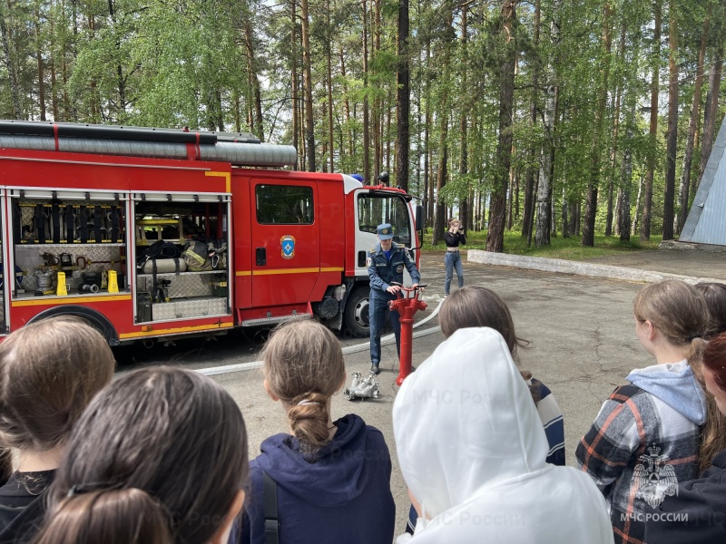 Огнеборцы ликвидируют условные пожары и проводят учебные эвакуации в детских лагерях Среднего Урала