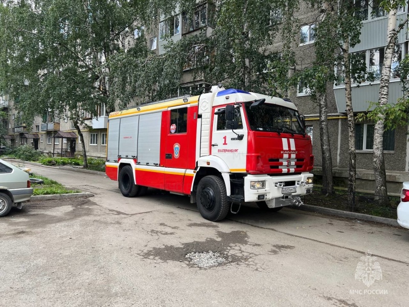 В Екатеринбурге сотрудники МЧС России проверили доступность проезда спецтехники во дворах многоквартирных домов