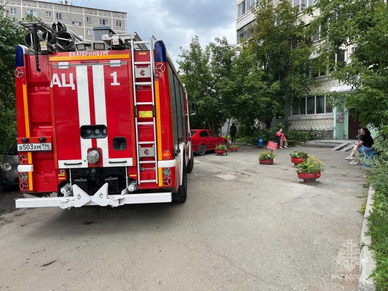 В Екатеринбурге сотрудники МЧС России проверили доступность проезда спецтехники во дворах многоквартирных домов