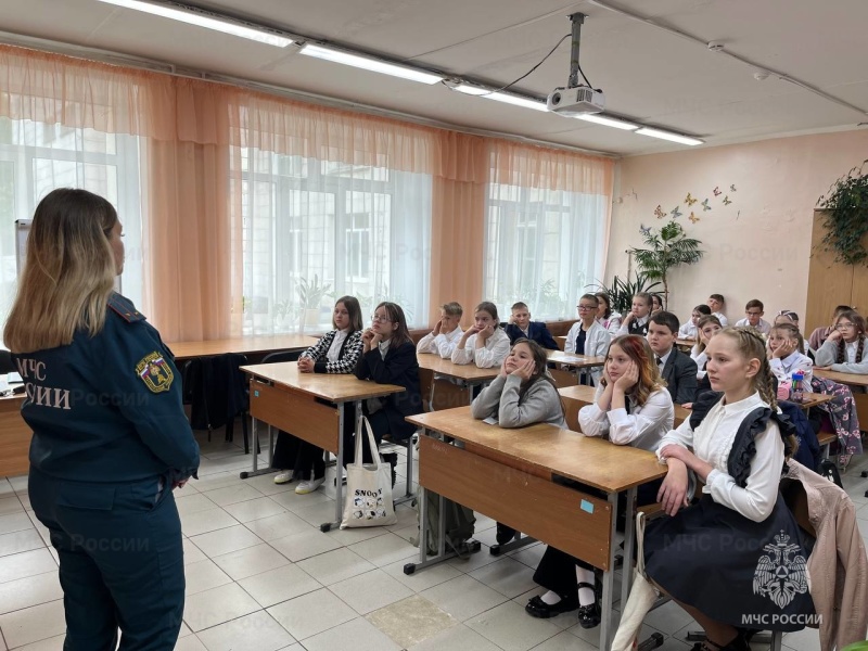 Месячник безопасности детей: в свердловских школах спасатели проводят открытые уроки по безопасности