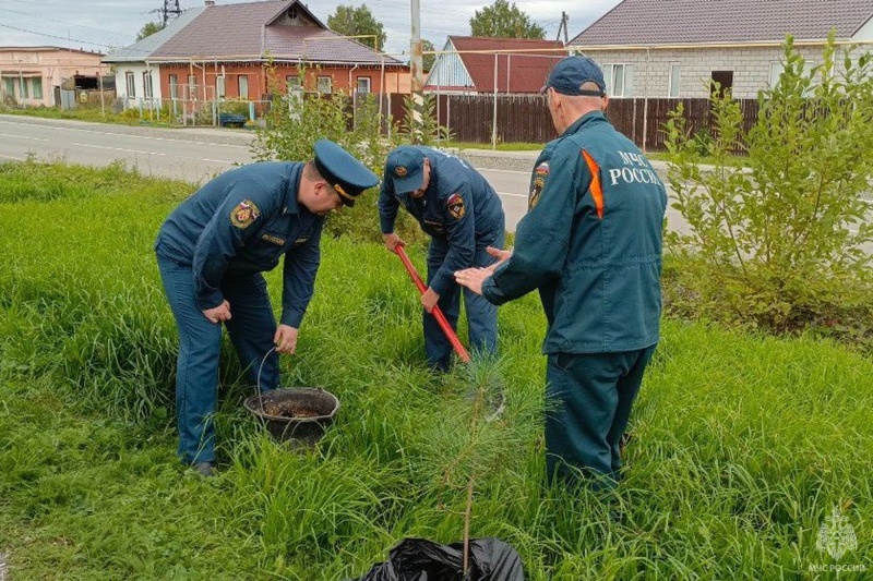 Свердловские спасатели приняли участие в ежегодном экологическом субботнике «Зелёная Россия»