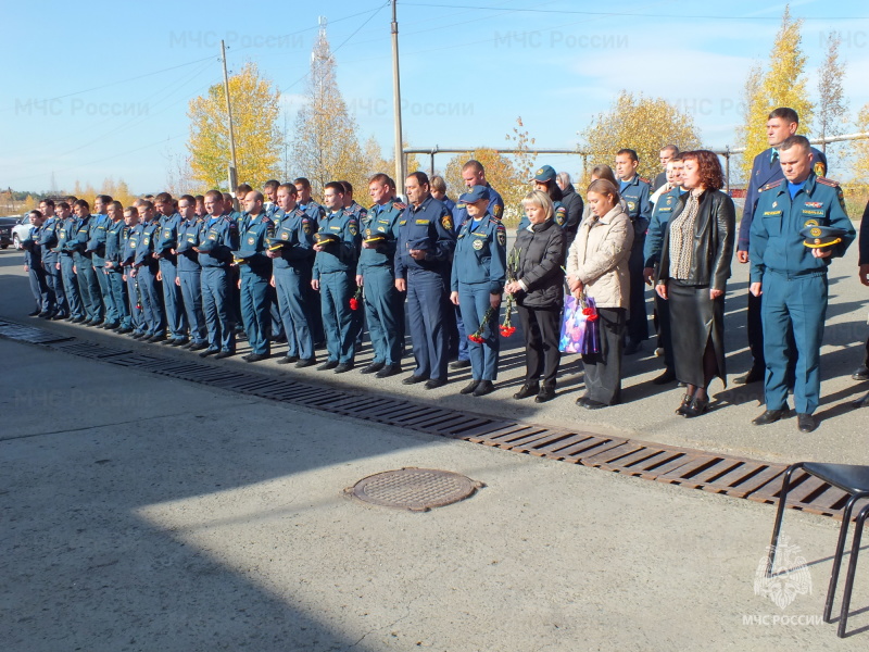 В Североуральске открыли мемориальную доску в память о погибшем пожарном.