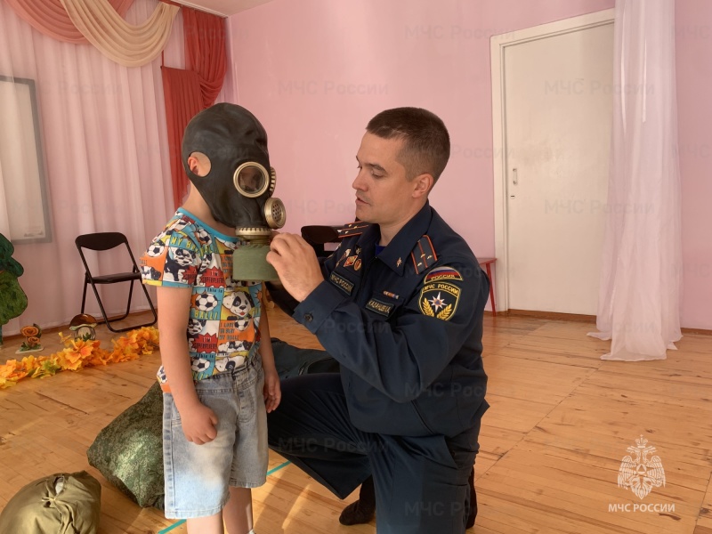 На уроках по гражданской обороне свердловские школьники примеряют противогазы и защитные костюмы